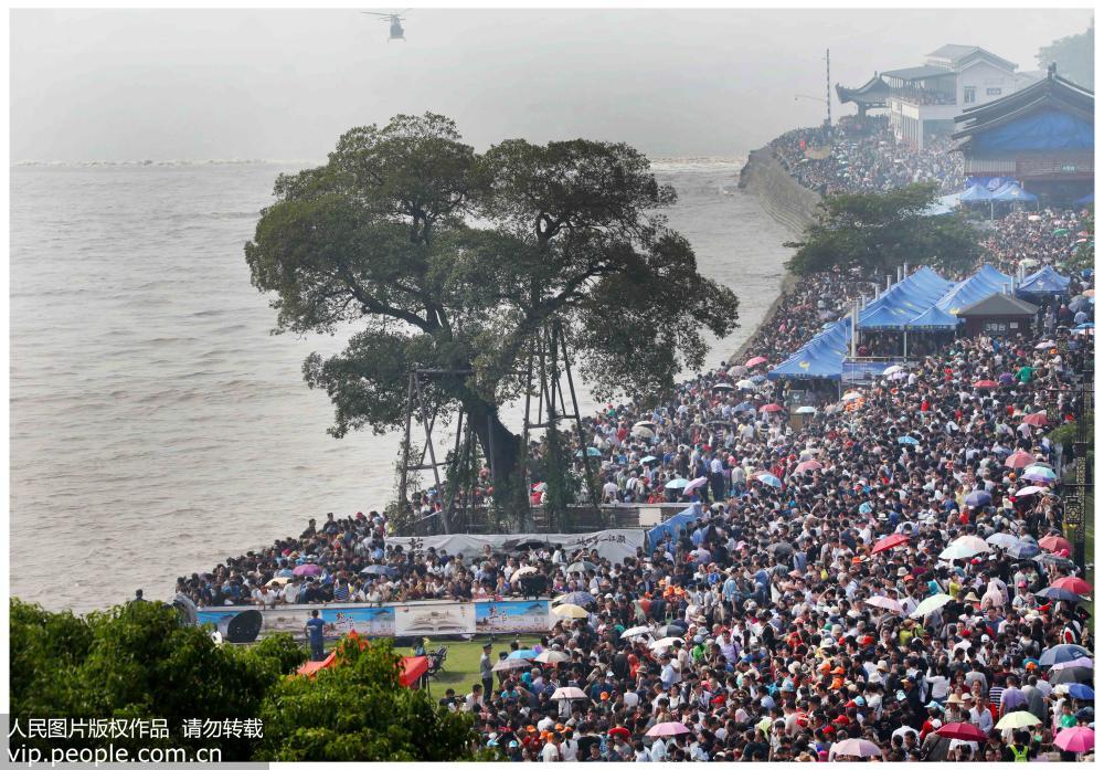 10,000 tourists flock to Haining for the Qiantang River tidal bore