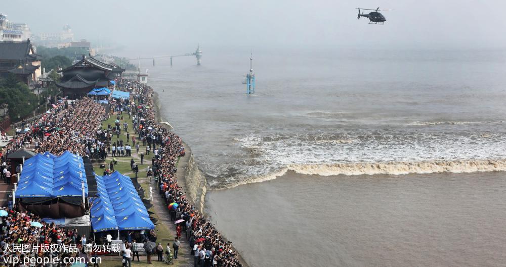 10,000 tourists flock to Haining for the Qiantang River tidal bore