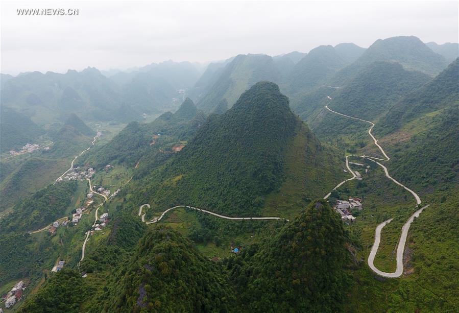 Counstruction of country roads help people to alleviate poverty in S China's Guangxi