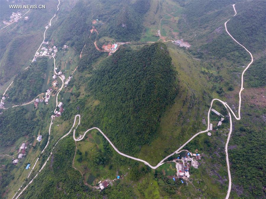 Counstruction of country roads help people to alleviate poverty in S China's Guangxi