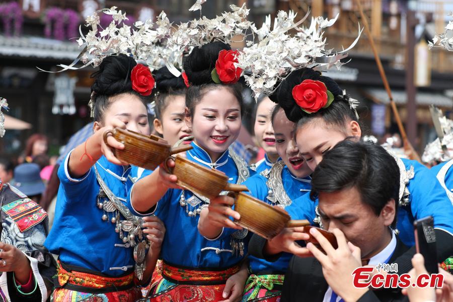 20,000 people share 2,140-meter long table banquet