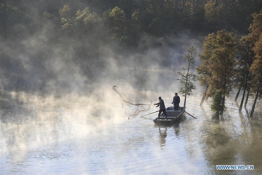 In pics: fog-enveloped Tianquan Lake in E China's Jiangsu