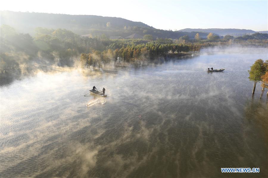In pics: fog-enveloped Tianquan Lake in E China's Jiangsu