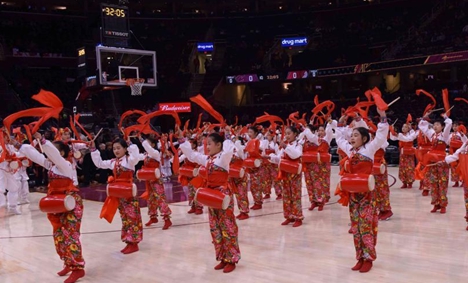 Chinese students rock NBA court with traditional waist drum dance