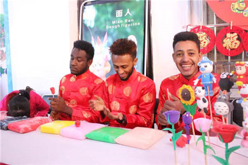 Foreign students experience Chinese New Year in Changsha