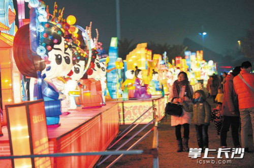 Festival lanterns lit up in Changsha to greet Lantern Festival
