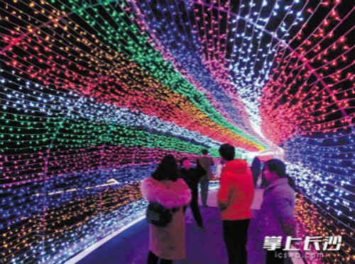 Festival lanterns lit up in Changsha to greet Lantern Festival
