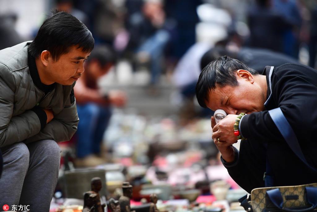 Antique lovers hunting for valuable objects in Changsha