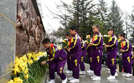 People mourn for martyrs across China
