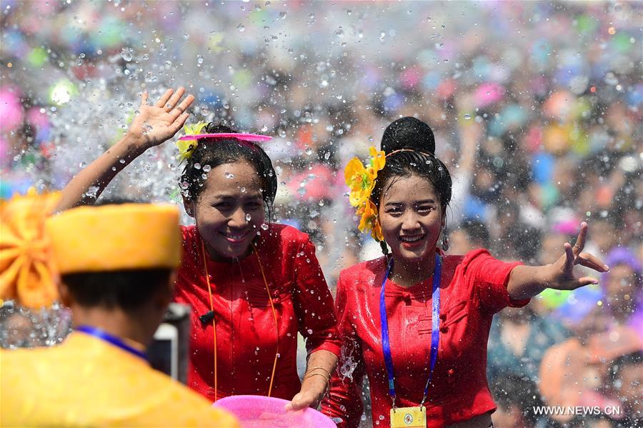 Water-sprinkling festival held in Yunnan to pray for good fortune