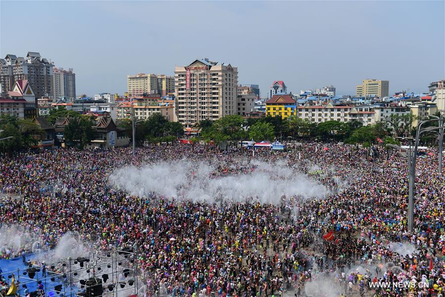 Water-sprinkling festival held in Yunnan to pray for good fortune