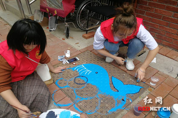 Manhole cover graffiti art themed environmental protection in Changsha