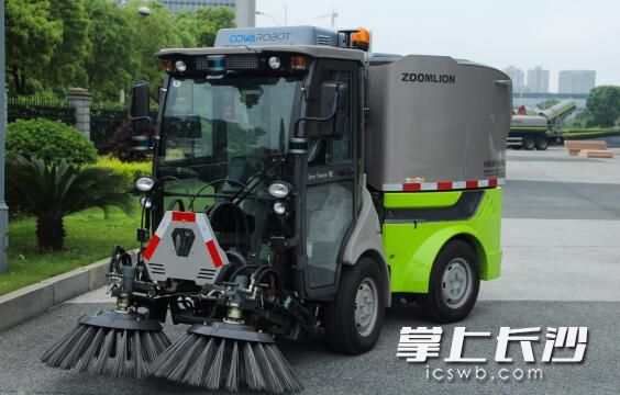 Electric self-driving sanitation truck debuted in Changsha