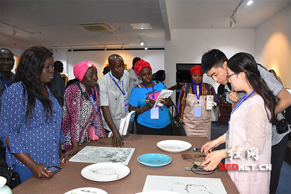 Gambian Guests Visit Intangible Cultural Heritage Hall in Changsha