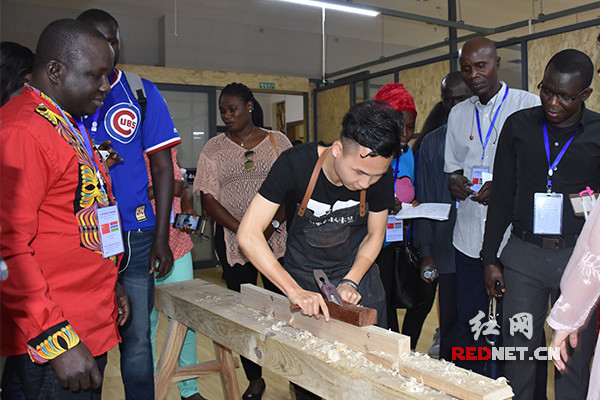 Gambian Guests Visit Intangible Cultural Heritage Hall in Changsha