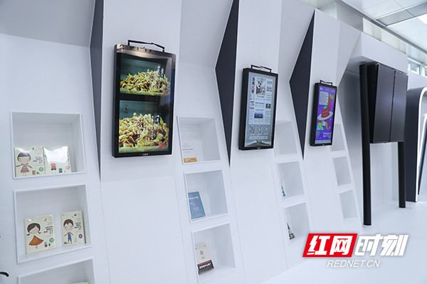 China’s first culture-themed airport reading area launched in Changsha