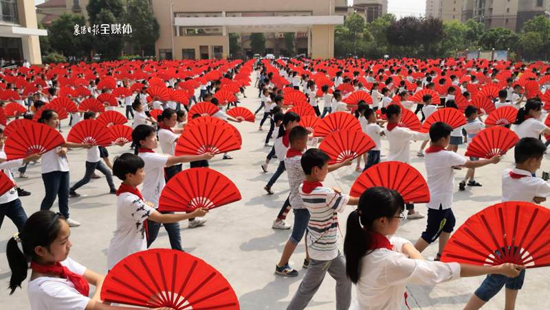 The scene was so shocking! Thousands of students performed Kung Fu fans together