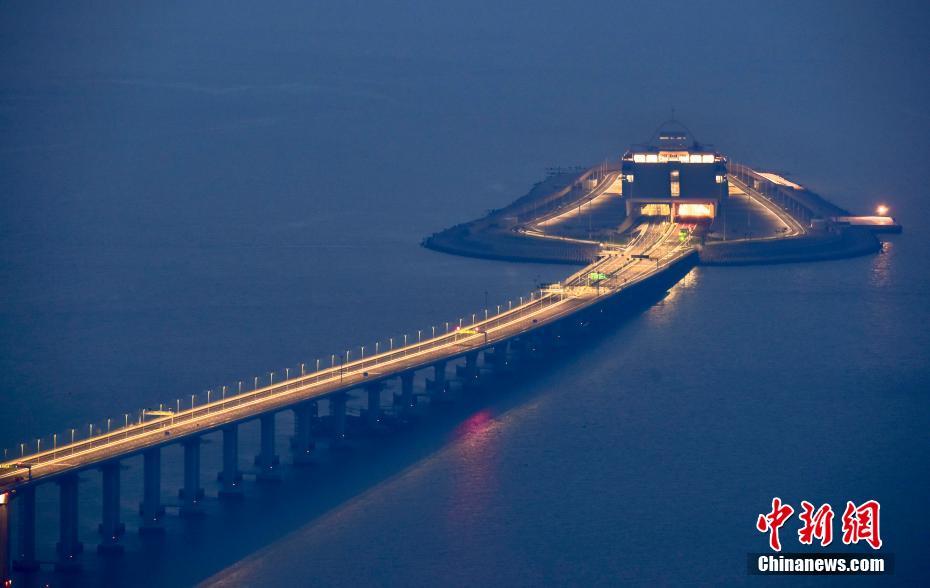 Hong Kong-Zhuhai-Macao Bridge shines at night