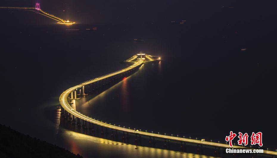 Hong Kong-Zhuhai-Macao Bridge shines at night