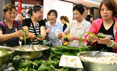 People make Zongzi to greet coming Dragon Boat Festival