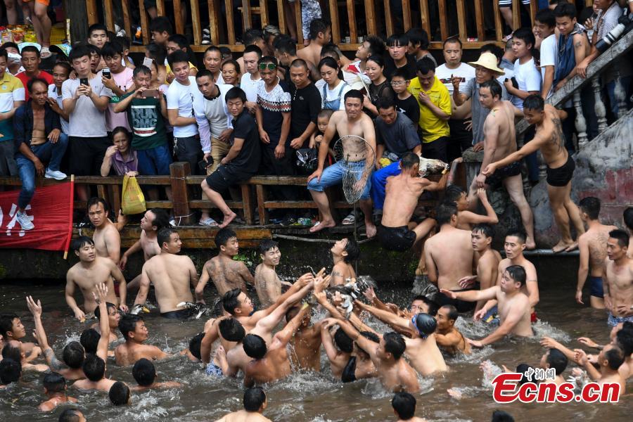 Duck-grabbing tradition in ancient town