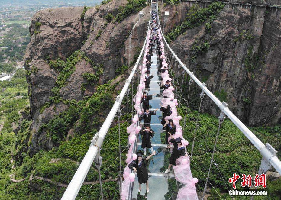 Changsha graduates take creative graduation photos at glass bridge