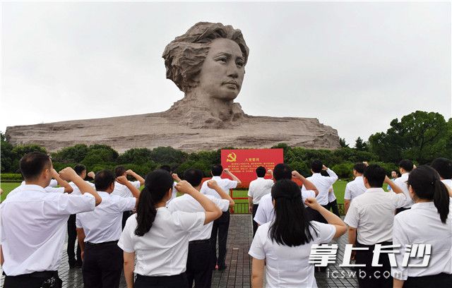Party Members Visit Newly Opened Young Mao Zedong Statue Exhibition Hall