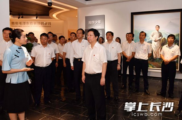 Party Members Visit Newly Opened Young Mao Zedong Statue Exhibition Hall People S Daily Online