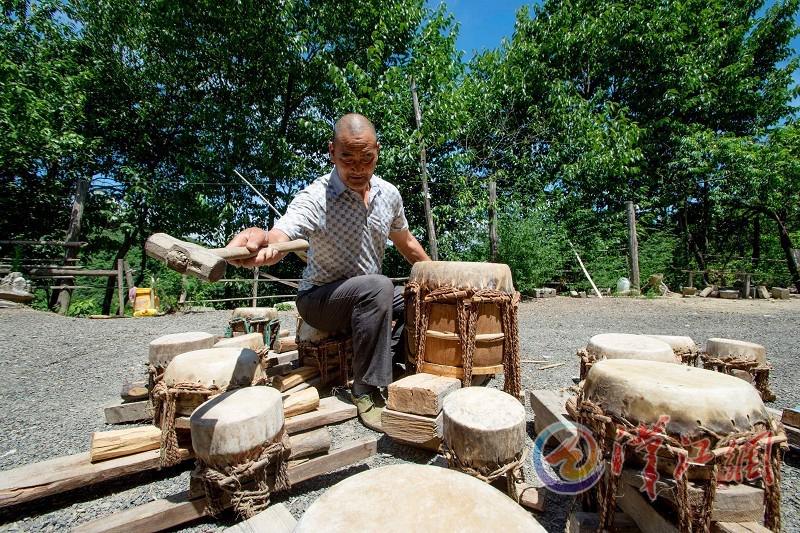 Folk drum-maker sticks to the traditional skill for 46 years