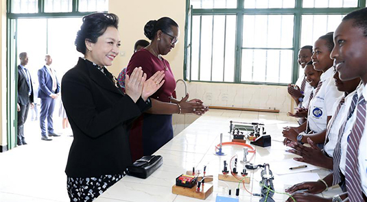 Chinese first lady visits girls' school in Rwanda
