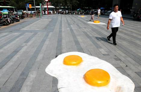 Giant ‘fried eggs’ on street in Xi’an