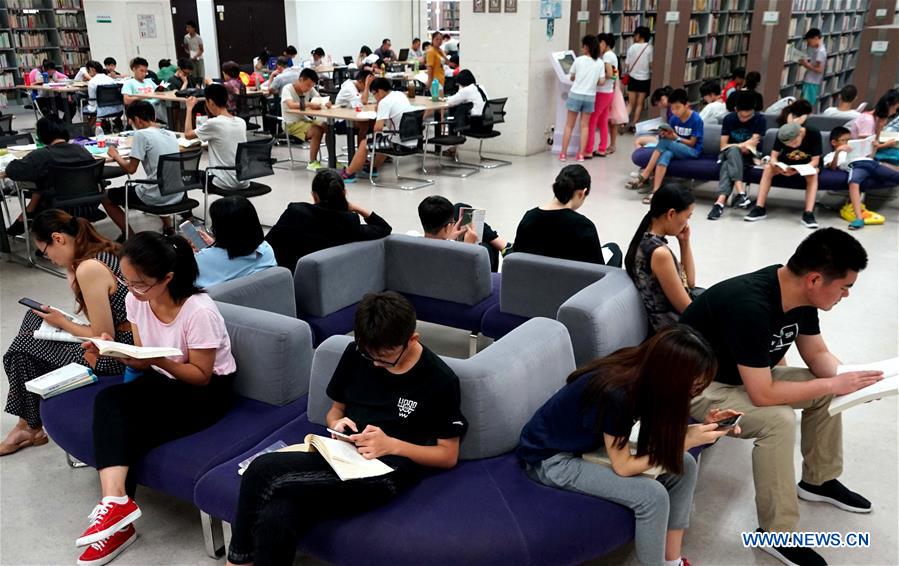 Zhengzhou library packed with readers during summer vacation