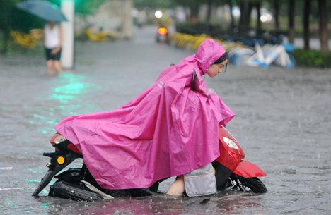 Heavy rain brought by typhoon Jongdari hits Jiujiang