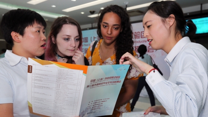 Shanghai luring top Beijing graduates