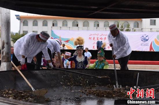 Chinese chefs cook 300 kilograms of mutton in world’s largest pan