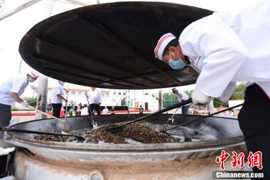Chinese chefs cook 300 kilograms of mutton in world’s largest pan