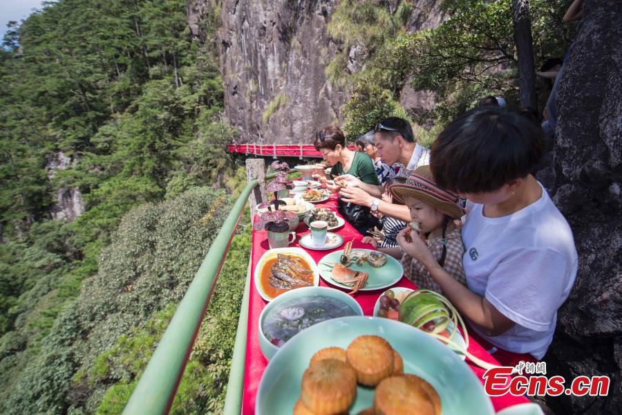 Jaw-dropping cliff restaurant opens in Zhejiang