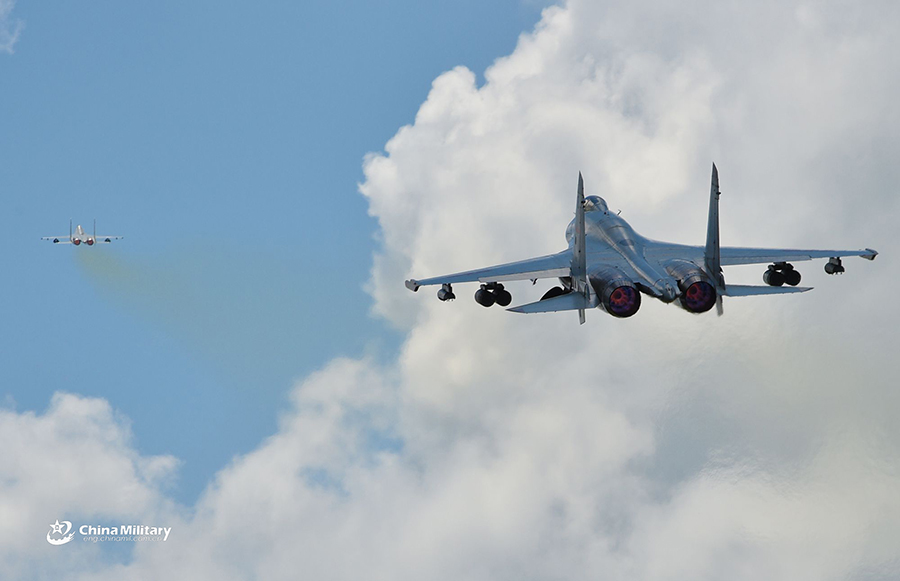 Fighter jets conduct flight training near S. China Sea