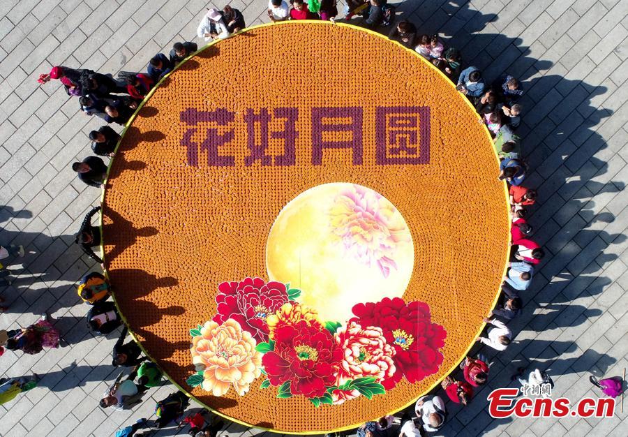 9,999 mooncakes spell out best wishes for Mid-Autumn Festival
