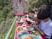 Jaw-dropping cliff restaurant opens in Zhejiang