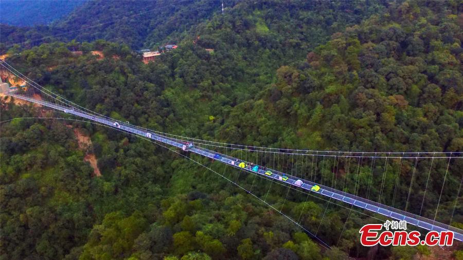 Guangdong opens 200-meter-high glass bridge