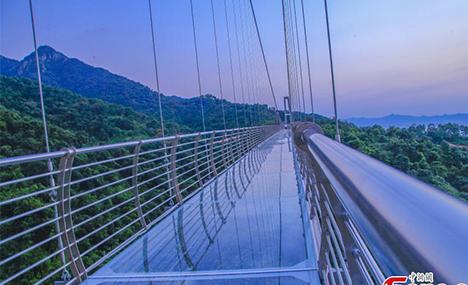 Guangdong opens 200-meter-high glass bridge