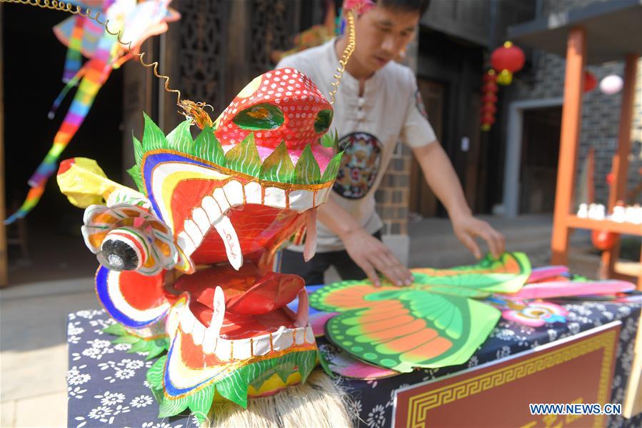 Tourists enjoy National Day holiday across China