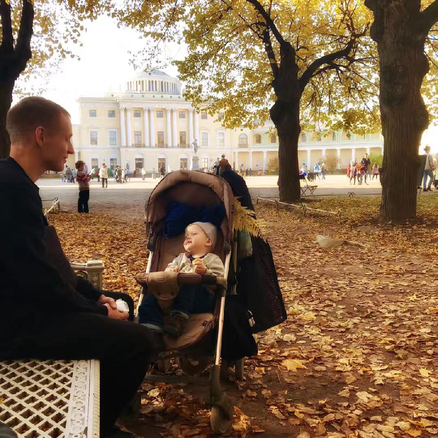 Citizens in Saint Petersburg enjoy autumnal beauty