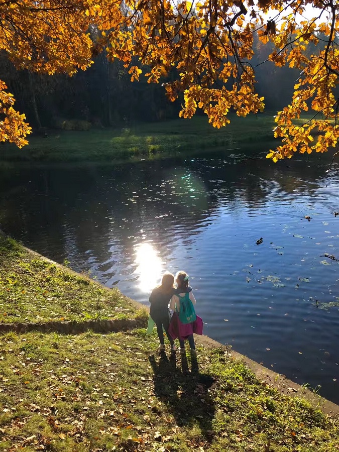 Citizens in Saint Petersburg enjoy autumnal beauty