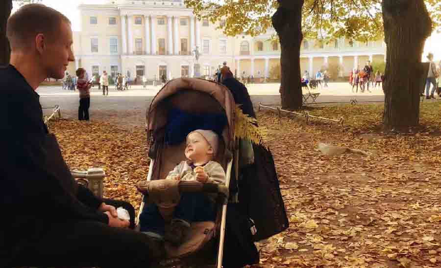 Citizens in Saint Petersburg enjoy autumnal beauty