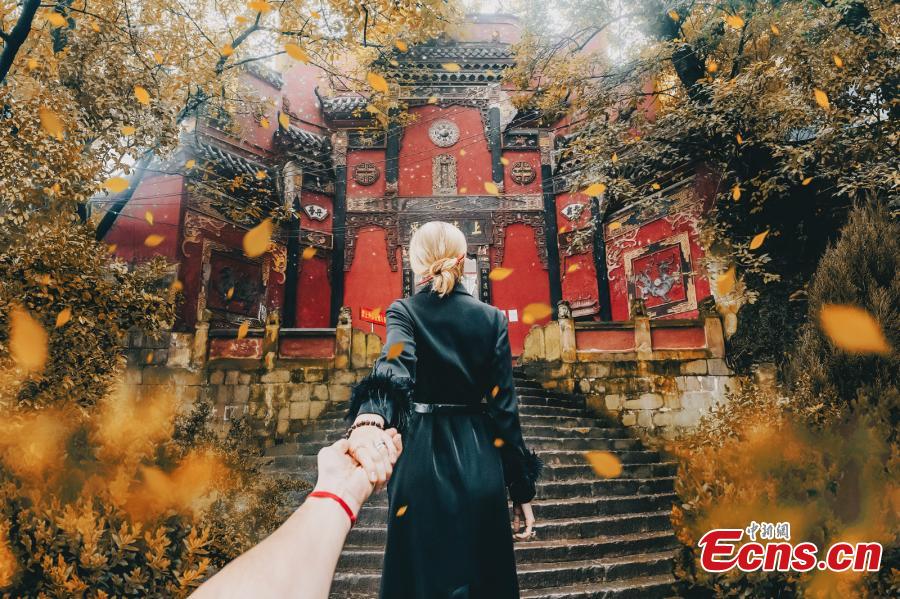 Travel couple shows Chongqing charms in ‘Follow Me To‘ creations