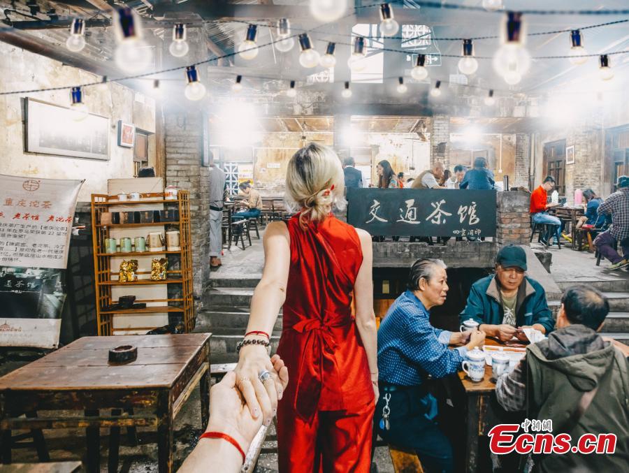 Travel couple shows Chongqing charms in ‘Follow Me To‘ creations