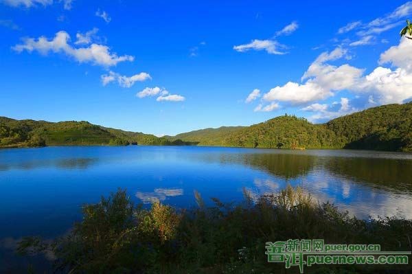 One of the ten historical landscapes in Pu'er -- the Rhododendron Lake of Ailao Mountain, Jingdong