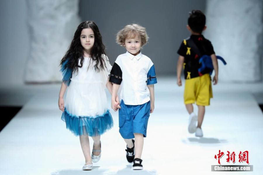 Cute kids hit catwalk at fashion show 